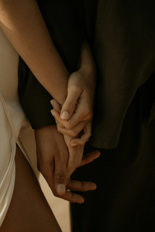 Manos entrelazadas que simbolizan una relación terapéutica segura en terapia individual.